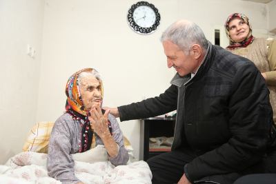 Evi yanan Yaşlı Kadına Başkan Dişli Sahip Çıktı